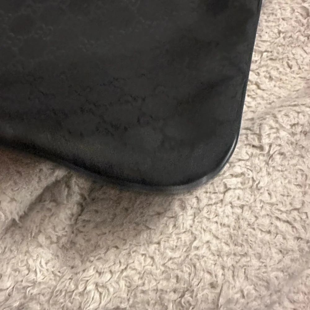Gucci Black GG Canvas Messenger Laptop Bag – Authentic – Like New